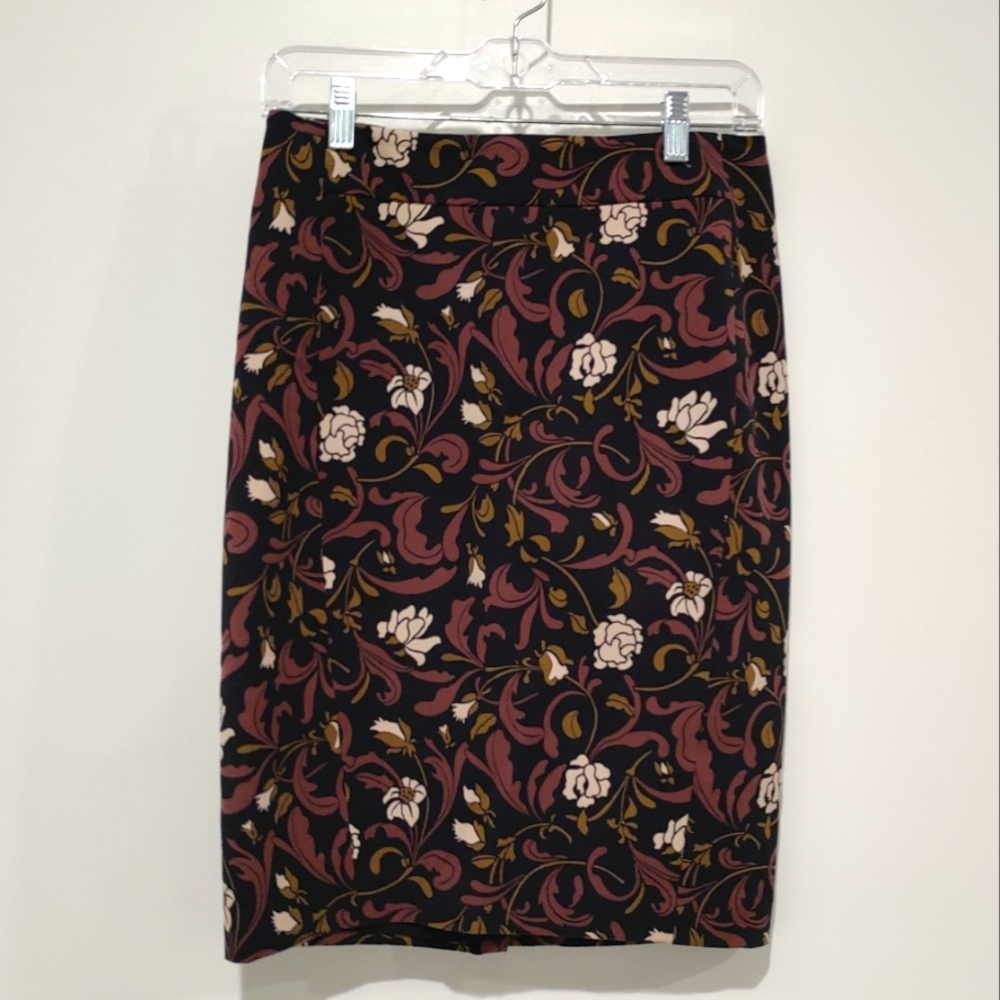 Loft paisley printed pencil skirt, form fitting, zippered closure - size 2